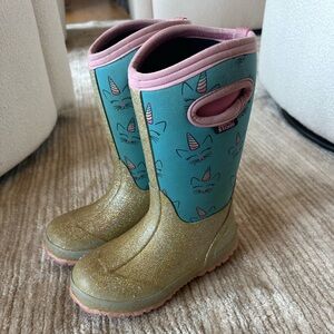 Kids winter boots.